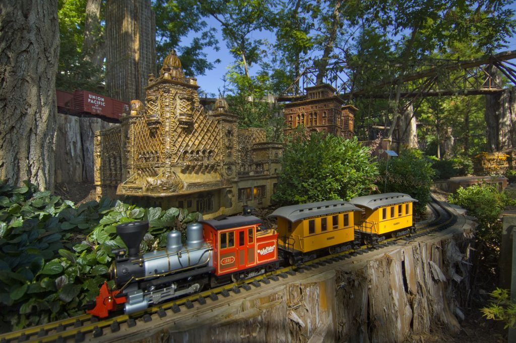 Miniature trains at Omaha's Lauritzen Gardens