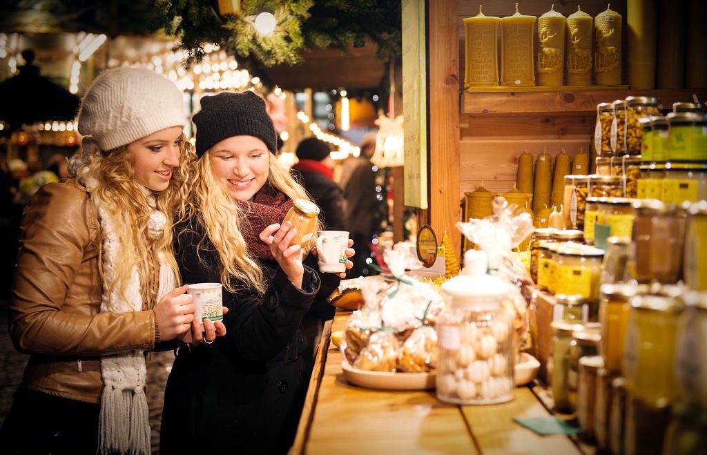 Woman shopping at Advent Market in Heidelberg, photo c. Tobias Schwerdt