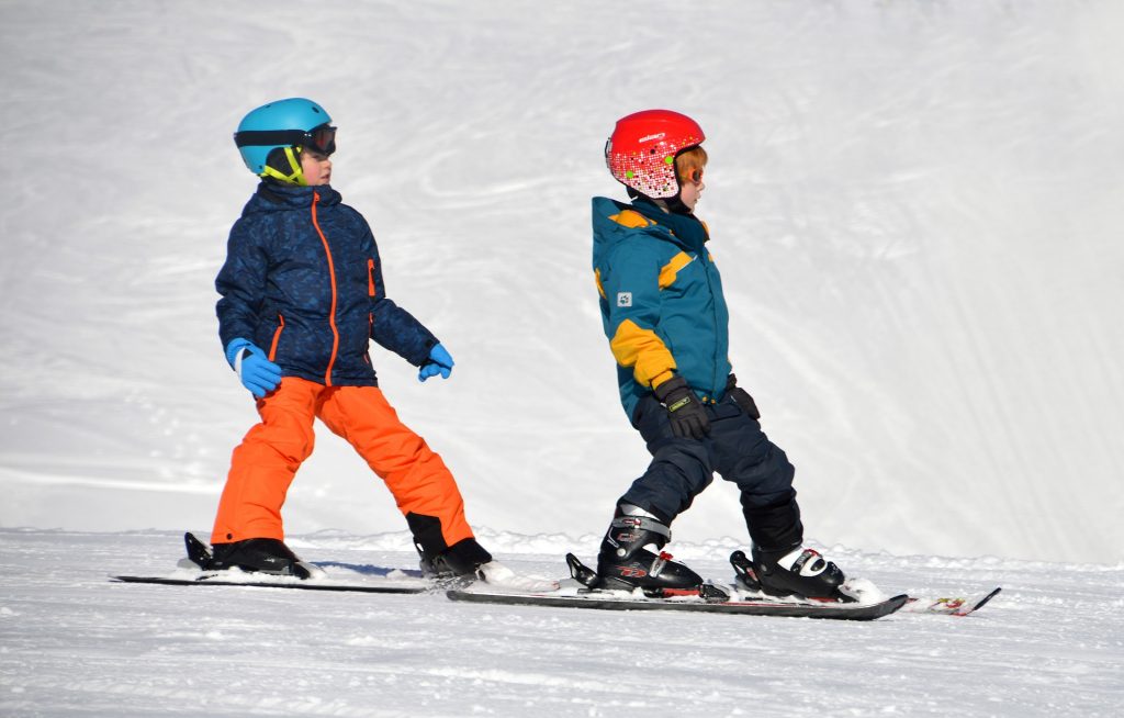 Kids learning to ski