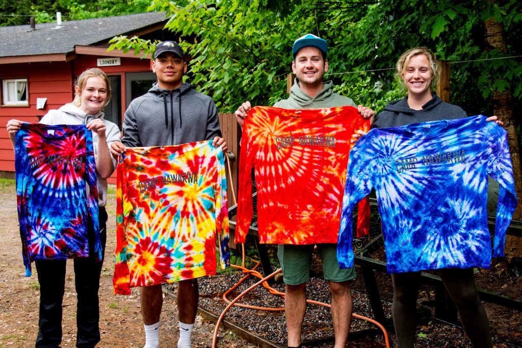 Os campistas exibem suas camisetas tie-dye no Acampamento Nawakwa.