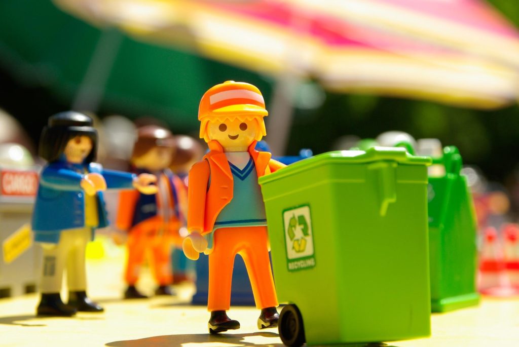 Playmobil garbage collector wheels recycling bin.