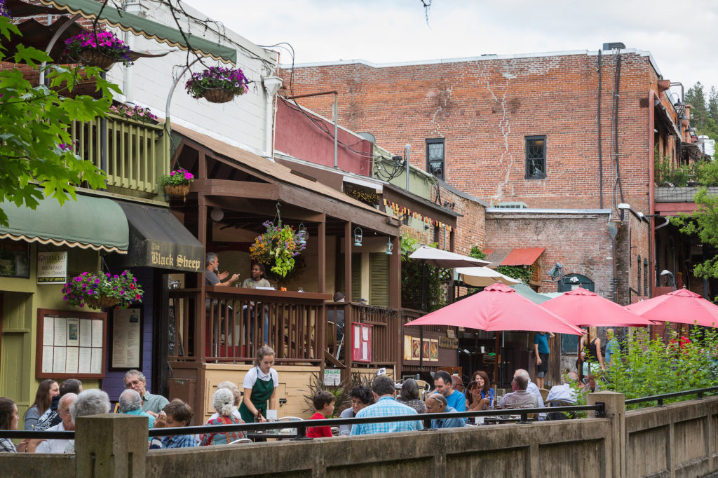 Families dining by the bank of Ashland Creek in between matinee and evening OSF performances. Photo c. Travel Southern Oregon