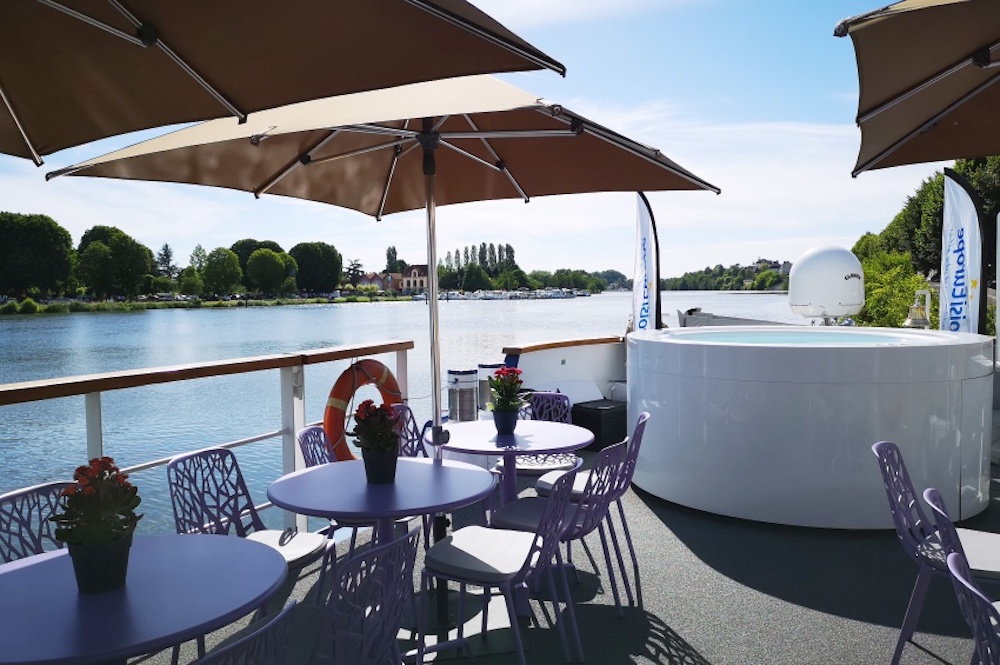 The upper deck and jacuzzi of Croisieurope's Peniche Raymonde barge in the south of France. Photo c. Croisieurope