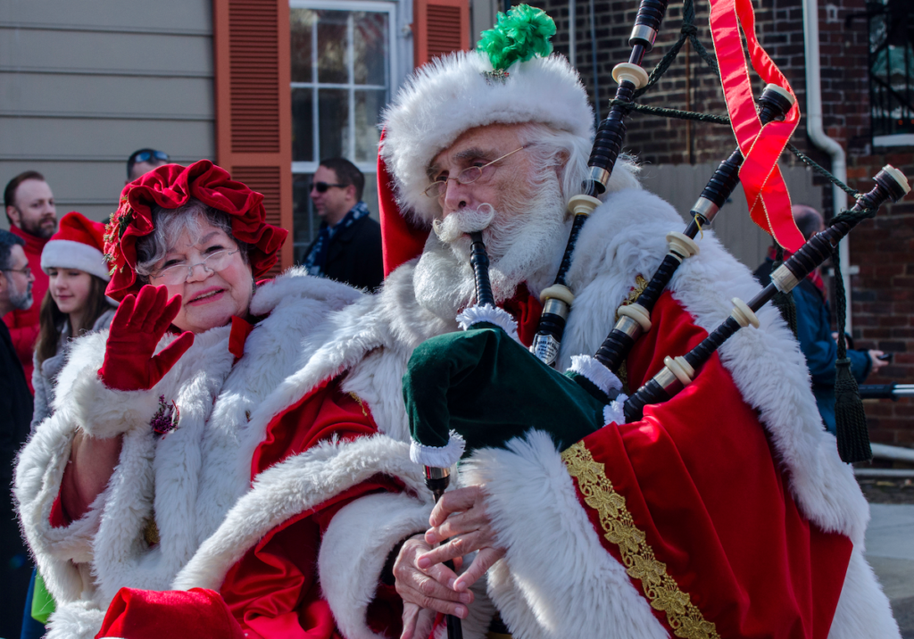 Papai Noel e a Sra. Claus marcham na Parada Escocesa de Caminhada de Natal anual em Alexandria, Virgínia.  Foto de R. Kennedy para Visit Alexandria.