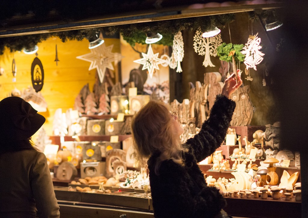 Window shopping at Britain's traditional stores is free in London and a Christmas pleasure. Photo by Ben Pipe Photography for London Partners.