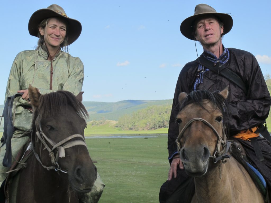 Carroll Dunham과 Tom Kelly는 Wild Earth Journeys와 Mountain Travel Sobek을 위해 말을 타고 몽골을 횡단하는 여행을 이끌고 있습니다.  사진 제공: Thomas L. Kelly