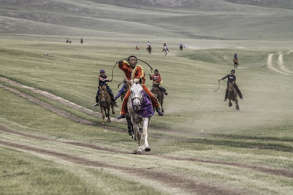 말을 탄 전통적인 몽골 기수들이 대초원을 가로지른다.  사진: 토마스 L. 켈리