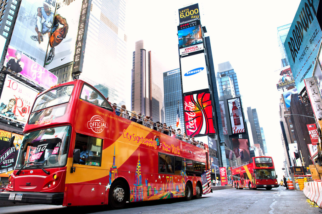 시티 관광 버스(City Sightseeing Bus)는 뉴욕 타임스퀘어를 통해 시내를 운행합니다.  사진 다.  CitySightseeing.com