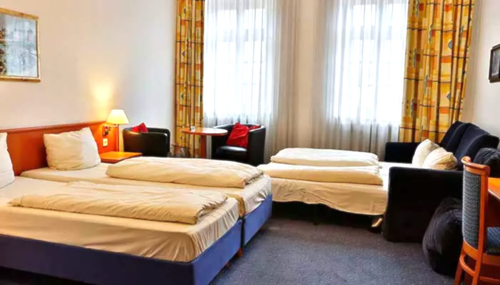 하이델베르크에 있는 Fier Jahrezeiten Hotel의 패밀리룸에는 싱글침대 2개와 풀아웃 소파베드가 있습니다.  사진 다.  피어 야레제이텐 호텔