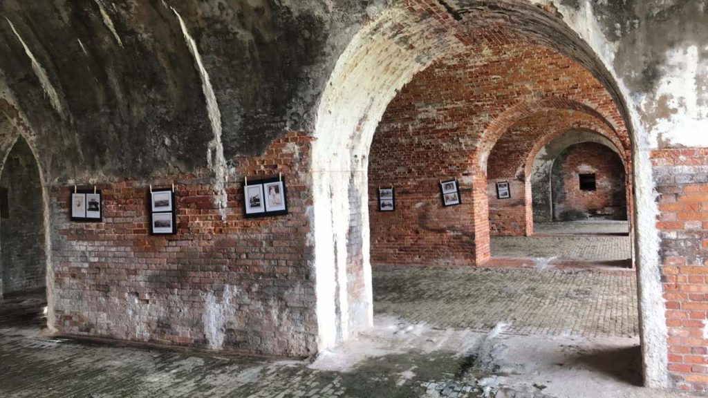 Os antigos interiores de tijolos desgastados de Fort Morgan em Gulf Shores, Alabama.