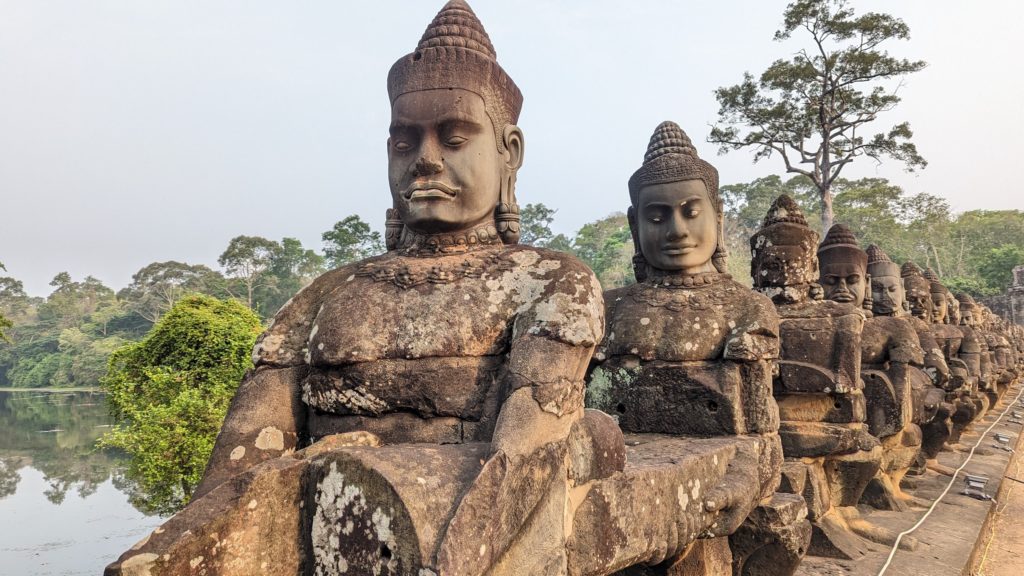 Esculturas no Templo Bayon em Angkor, Patrimônio Mundial da UNESCO, nos arredores de Siem Reap, Camboja.