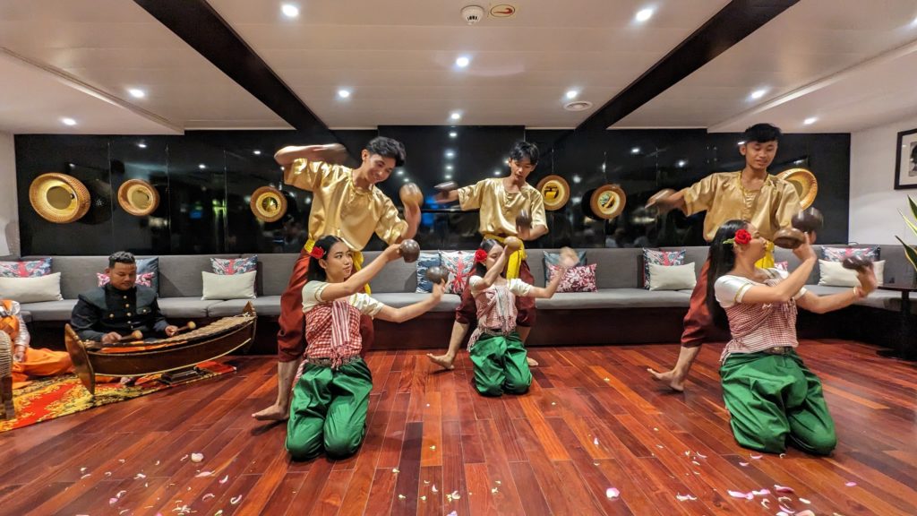 Dançarinos da Associação Apsara do Camboja se apresentam no salão do cruzador fluvial Indochine II da CroisiEurope.