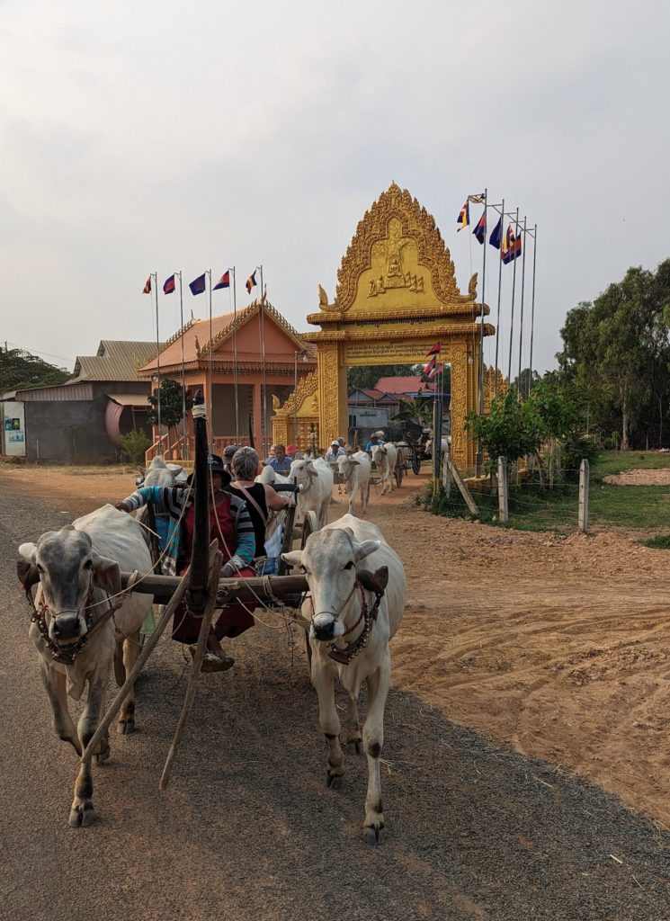 Visitantes andam em carros de boi no cais do rio Mekong para visitar o Pagode Wat Leu em Kampong Tralach, Camboja.