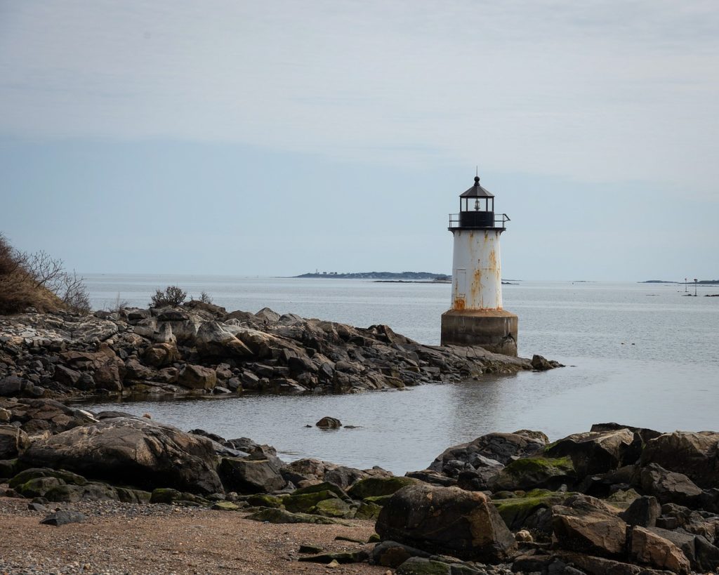 Lighthouse off the coast of Fort Pickering in Salem, Massachusetts. Photo by 28457529 via Pixabay.