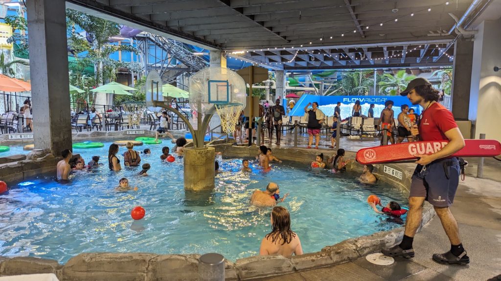 Um salva-vidas vigia a piscina infantil do Kartrite Resort & Indoor Water Park em Monticello, Nova York.