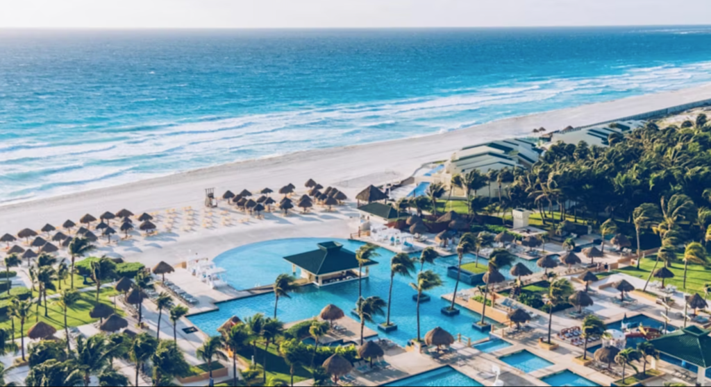 Aerial view of the expansive Iberostar Cancun Resort. Photo c. Iberostar