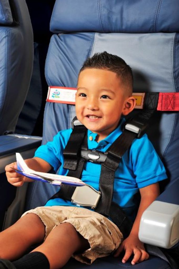Baby Gio permanece ocupado em seu primeiro voo, tornando o voo com bebês e crianças pequenas uma experiência mais tranquila.  Foto c.  FAA