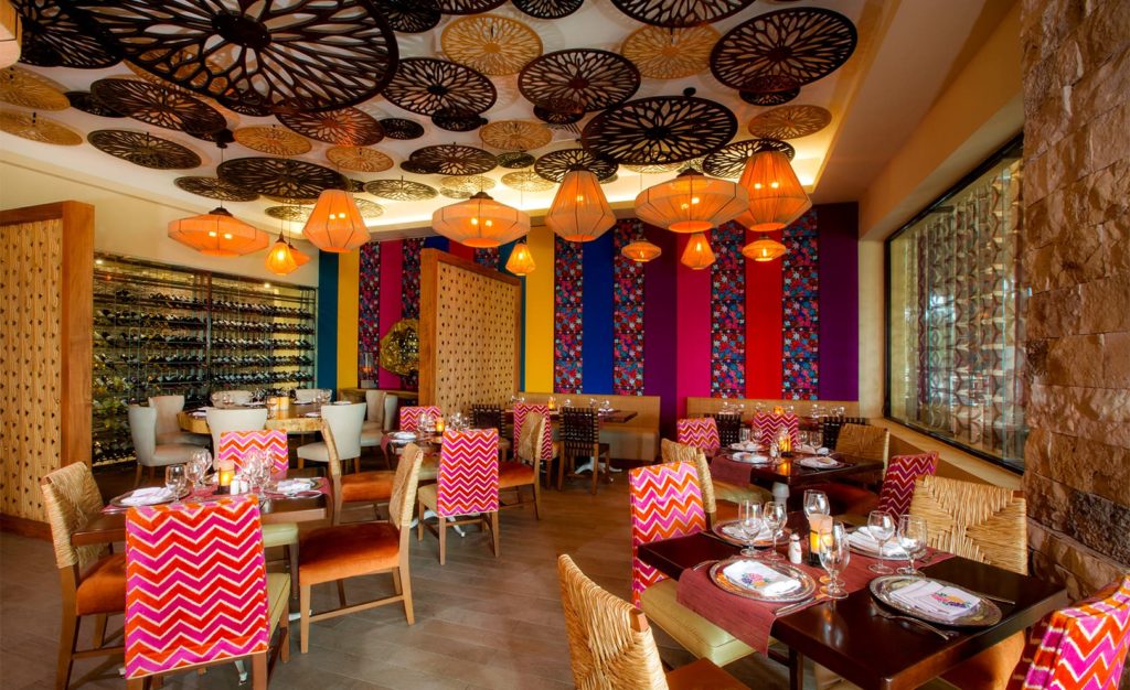 Decoração colorida na sala de jantar Riviera Maya do Moon Palace Resort.  Foto c.  Estâncias palacianas