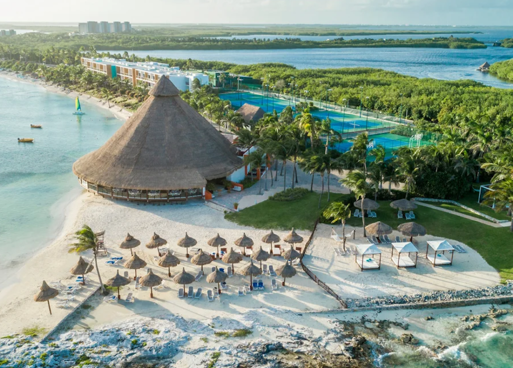 Aerial view of the Club Med Cancun Yucatan Resort. Photo c. Club Med