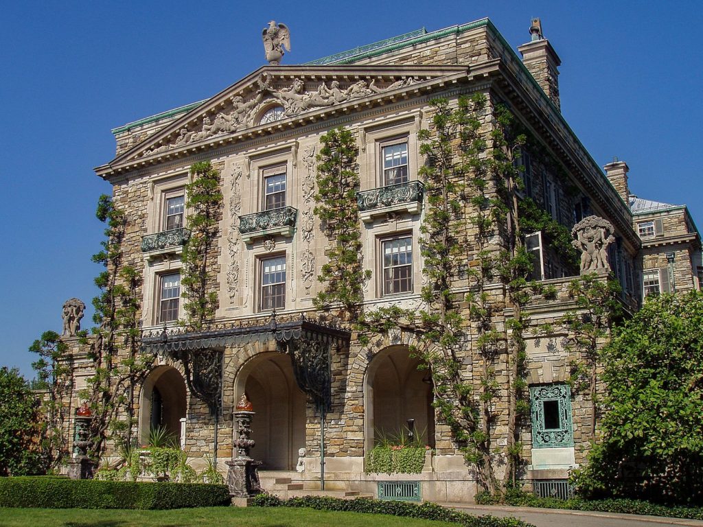 The Rockefeller's Hudson Valley estate of Kykuit overlooks the Hudson in Westchester County. Photo c-wikimedia-by-Elisa.rolle-Own-work-CC-BY-SA-4.0.jpeg