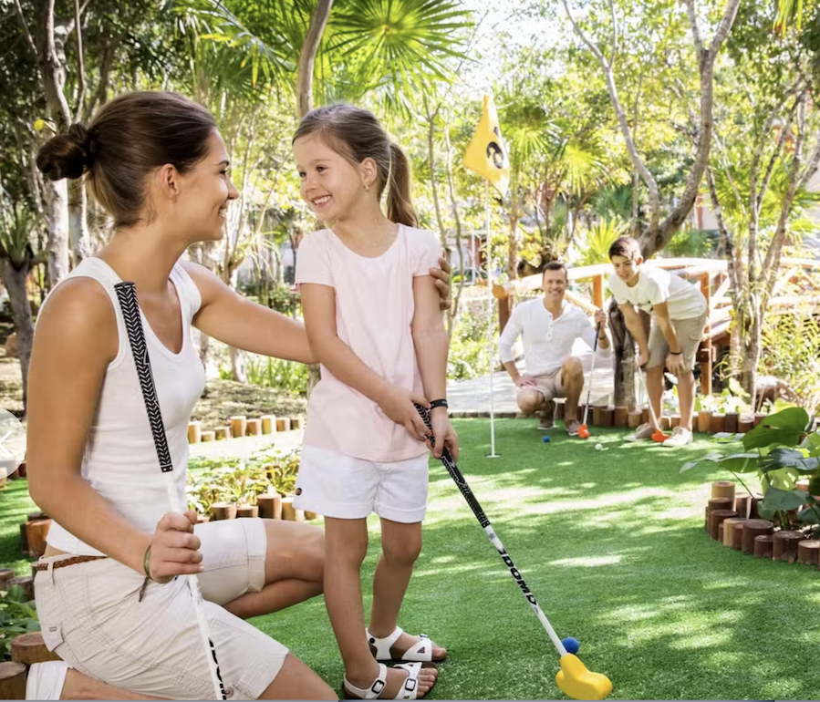 Play together in the green Barceló Caribe at the Barceló Grand complex. Photo c. Barcelo