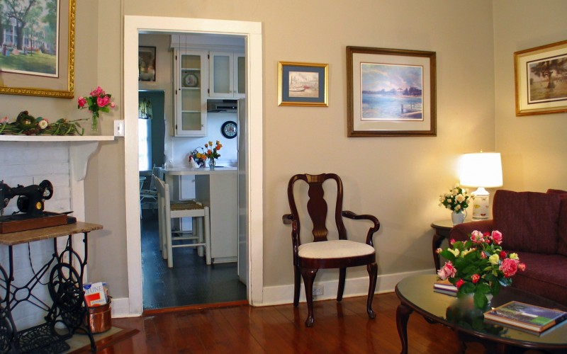 The elegant Cottage 6 where plantation tour guests can spend the night. Photo c. Oak Alley