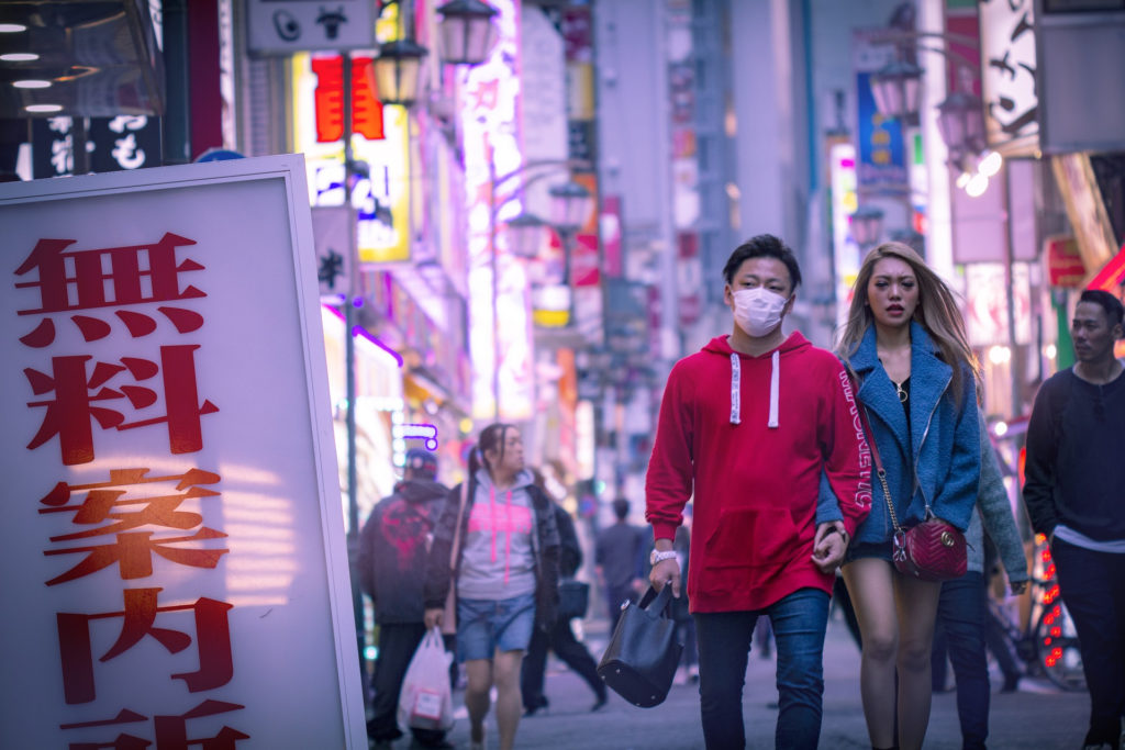 japan-couple-facemasks-
