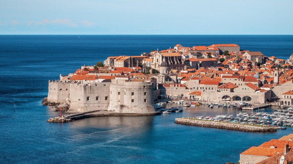 Walk around the walls of the famous fortress city of Dubrovnik, one of Croatia's top cruise ports. Photo c. pixabay.
