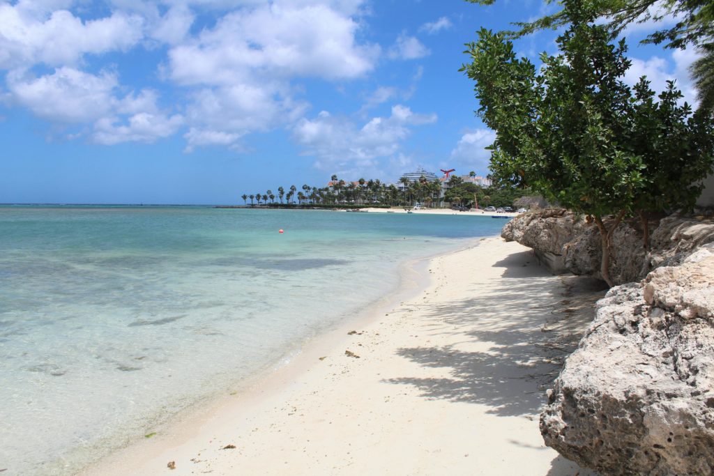 Deserted beach on Aruba. Photo by Howard Herdi for pexels.