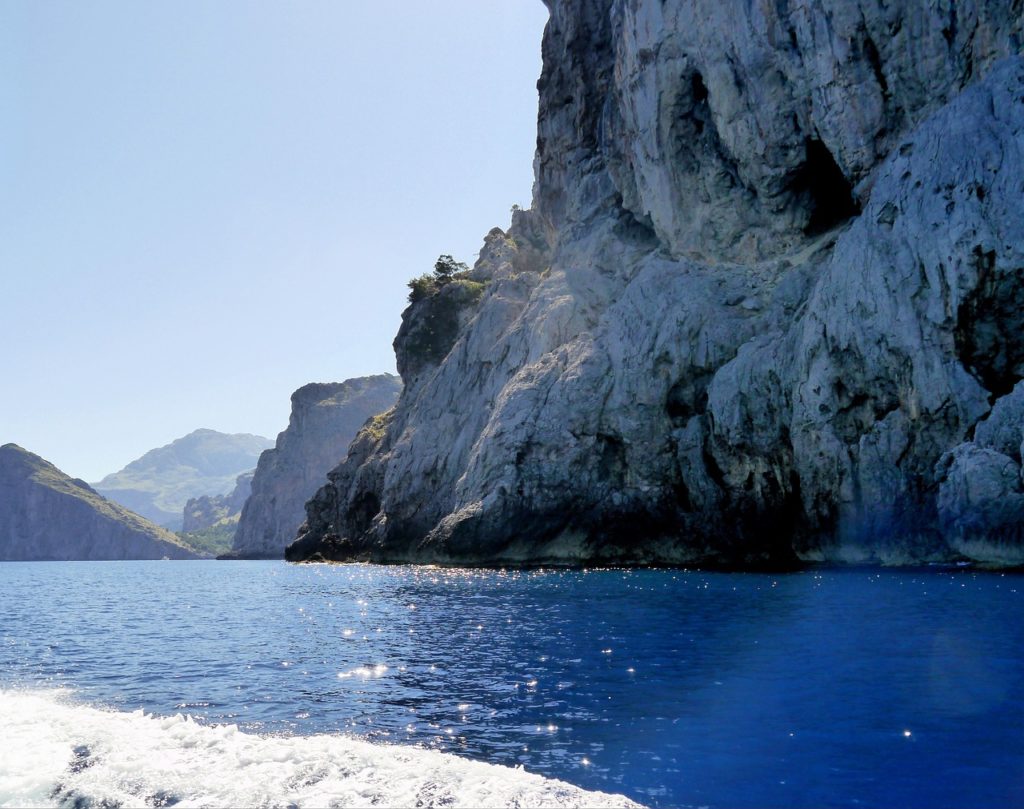 Visit Mallorca with kids during the off season to discover uncrowded beaches and milder temperatures. Photo c. effekt99 for pixabay