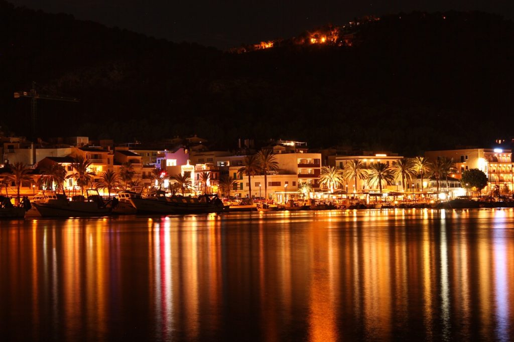 Waterfront cafes along the coast of Mallorca, Spain. Photo c. Ralph Wilfing for pixabay.