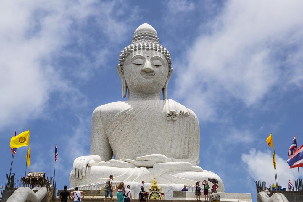 Classic Thai Buddha attracts worshippers and tourists. Photo c. Riccardo Duxenneuner for pixabay