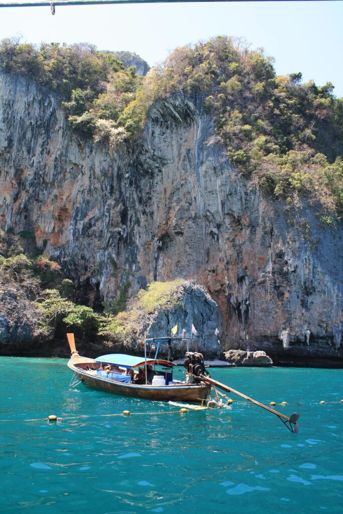Thai fishers working off the coast add local color to Phuket family resorts. Photo c. Segelschule-Dreilaende for pixabay.