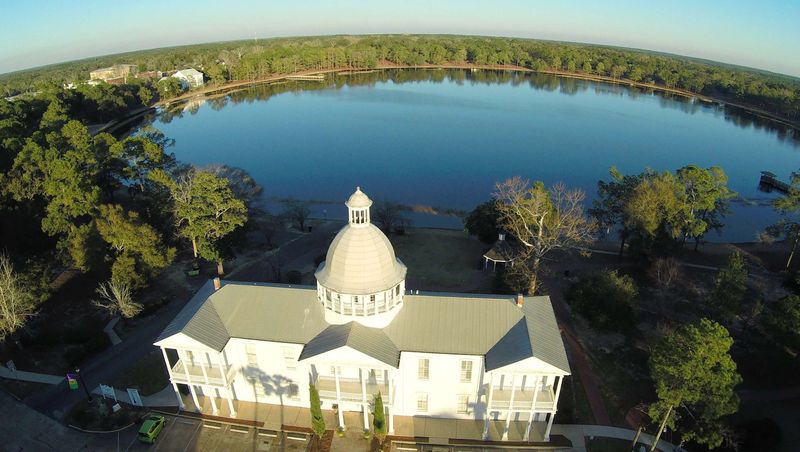 DeFuniak Springs: Victorian Lakeside Retreat