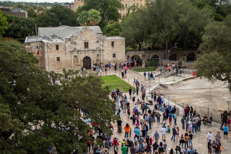 The Alamo’s Short Tour and Heavy Crowds