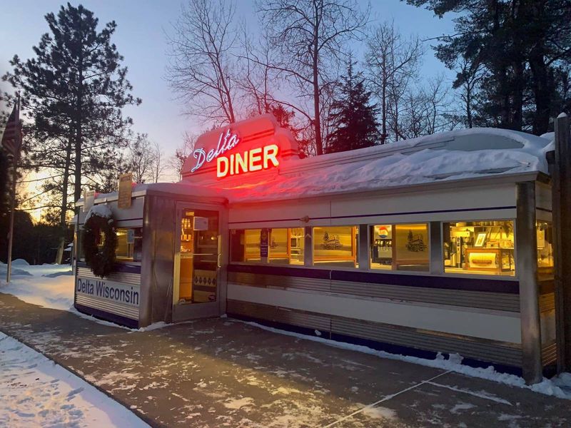 Delta Diner Near Iron River Serving Retro Plates