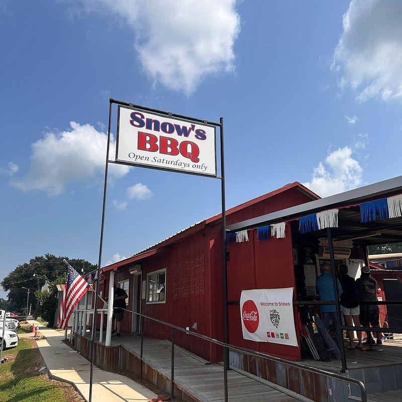 Snow's BBQ: The Saturday Morning Pilgrimage