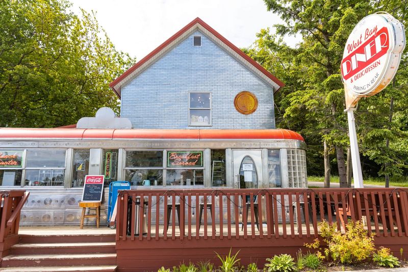 Archie's West Bay Diner & Delicatessen – Grand Marais