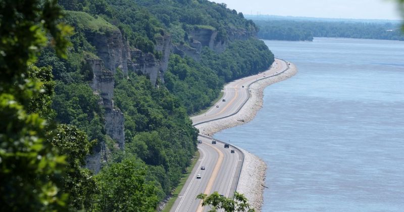 Illinois River Road Scenic Byway With Nearby Vineyards