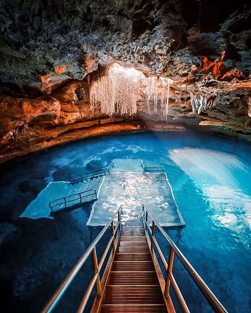 Devil's Den Spring: Nature's Underground Pool