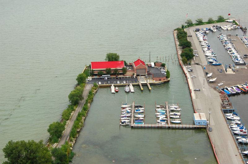 Lake St. Clair's Algae-Covered Marinas