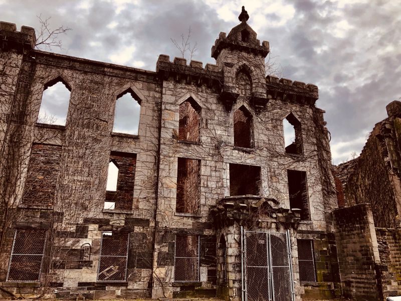 Roosevelt Island Smallpox Hospital: Haunting Ruins with Skyline Views
