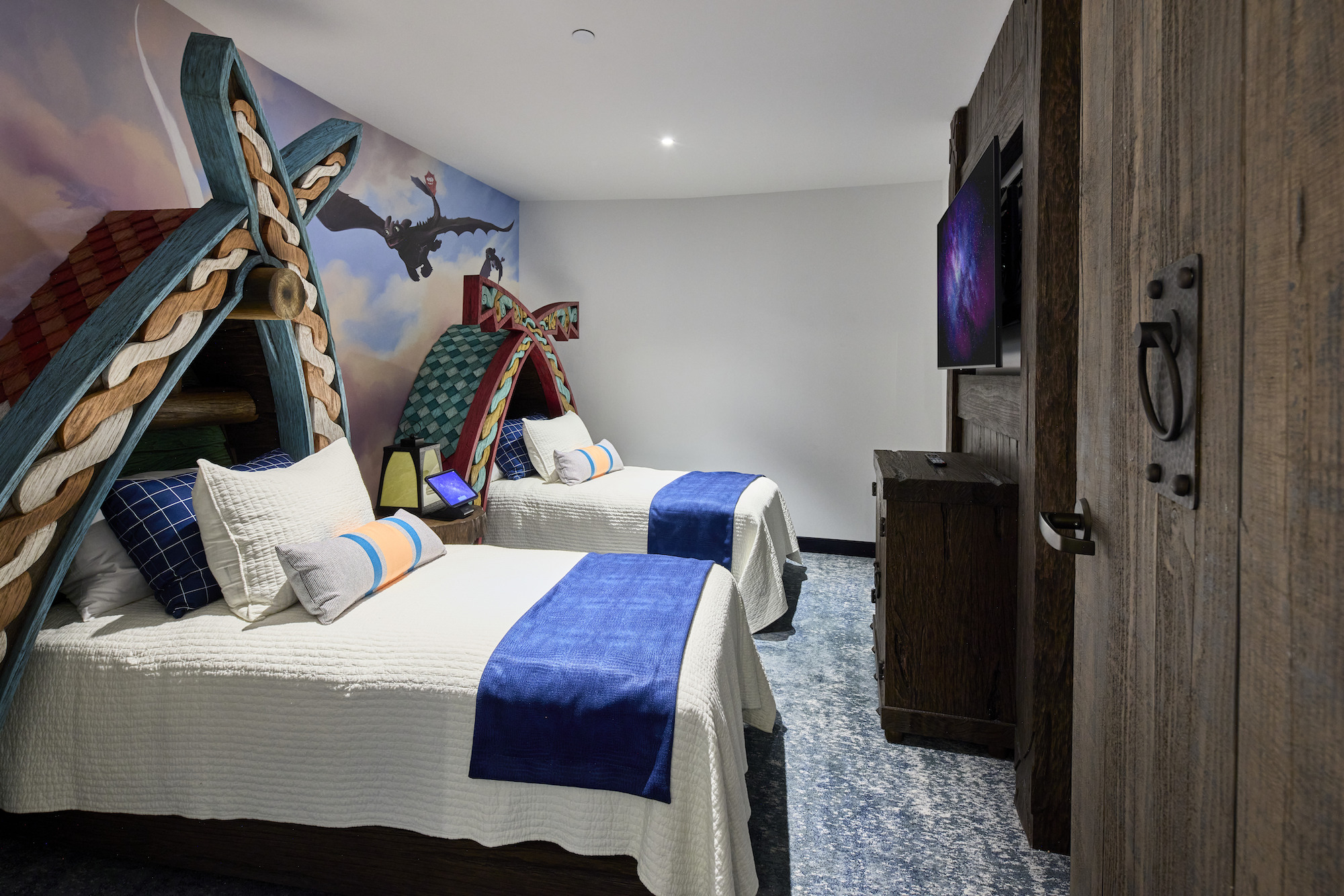 The How to Train Your Dragon Kids Suite at the Loews Helios Grand Hotel. Photo c. Loews Hotels & Co