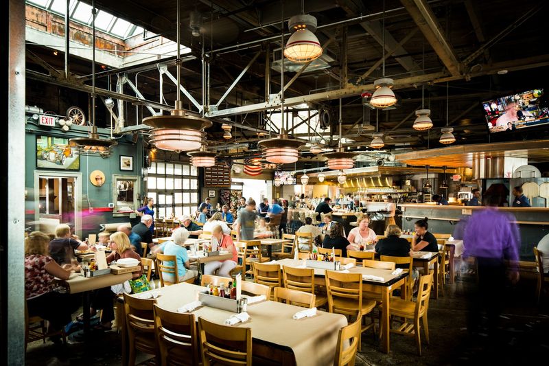 Vinsetta Garage: Where Mechanics Meet Mouthwatering Meals