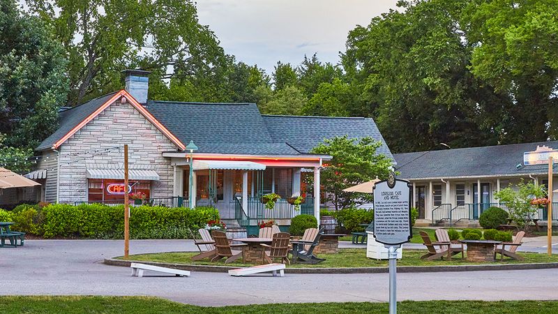 Loveless Café in Nashville: Famous Biscuits and Endless Chicken