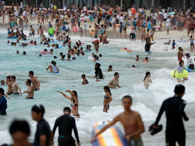 Waik?k? Beach Drowns In Daily Crowds