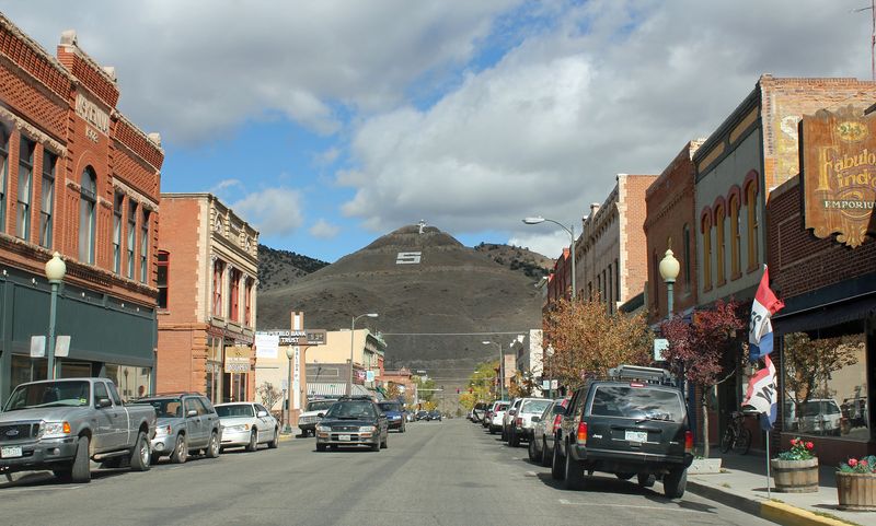 Salida's Artistic Riverside Haven