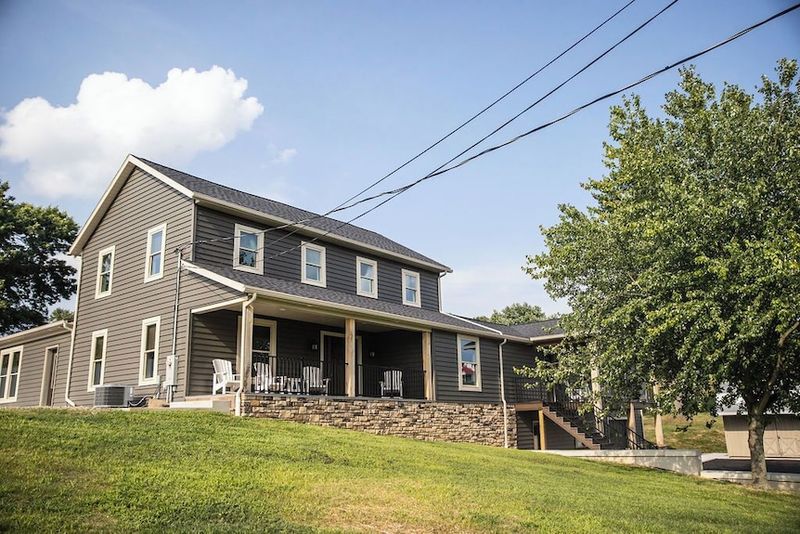 Lakeside Farmhouse 0n 300 Acres