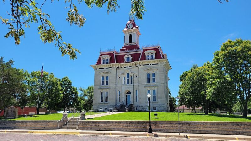Cottonwood Falls: Prairie Elegance