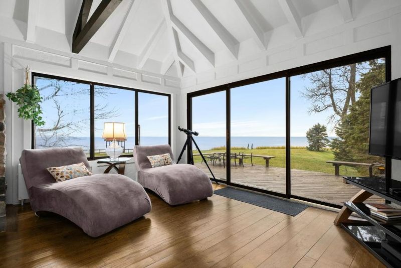 The Lake House - Boutique Beachfront Bliss